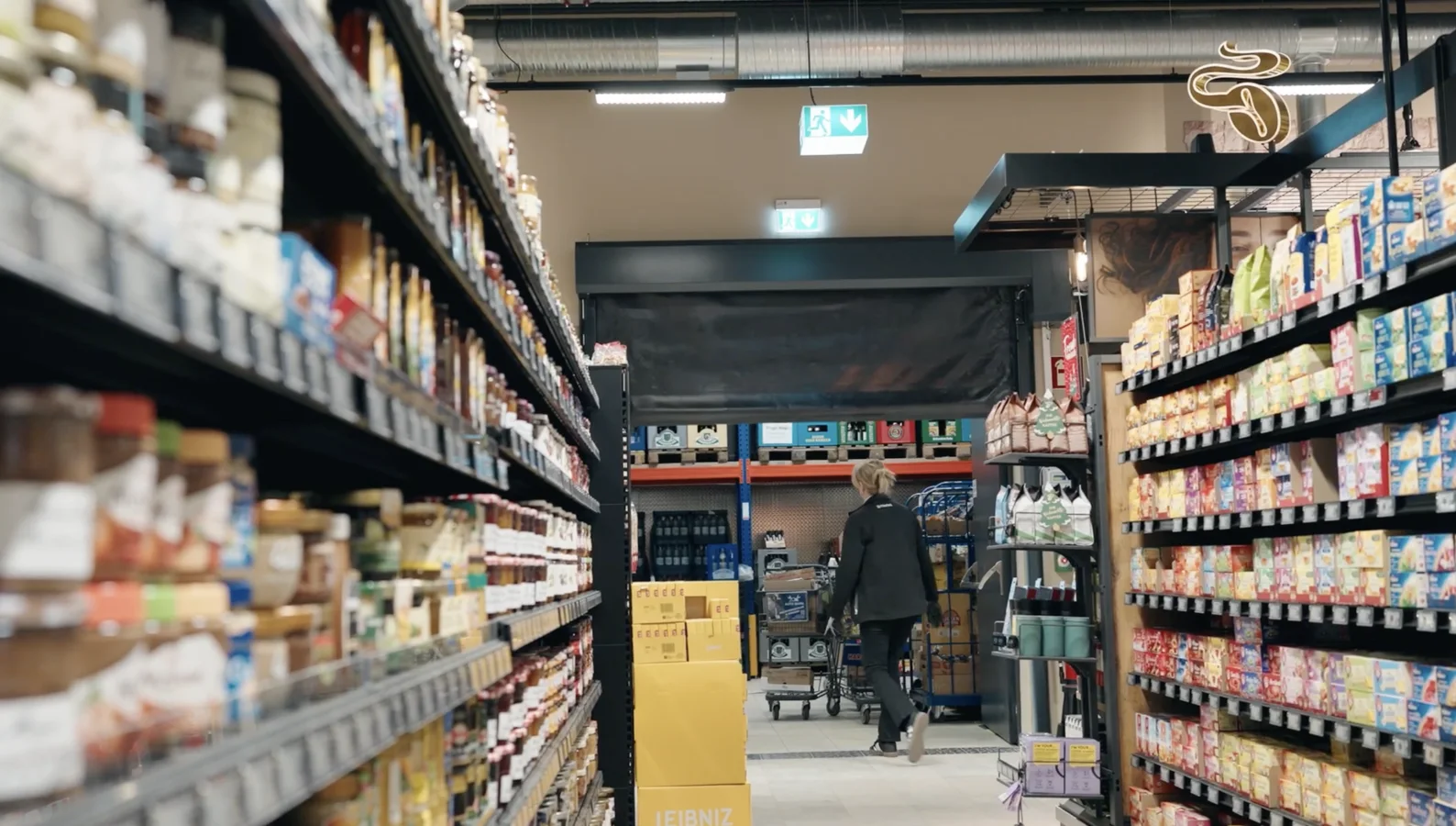Mitarbeiterin im Lebensmittelmarkt